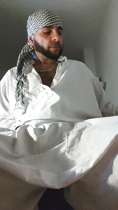 アフガニスタンの服を着た汚いジャンクブロ、デッキソックスで放尿し、小便を飲む