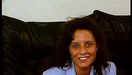Oyuncu seçmelerinde esmer genç kız amına dildo sokuyor