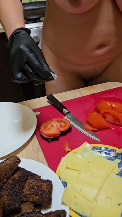 The new Emma's cooking show. S1E2: garlic breads and naked tits. | Clip 1