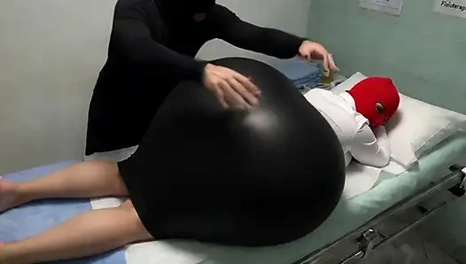 Pantat bahenol ibu tiri ini dipijat pakai minyak sampai dalam banget