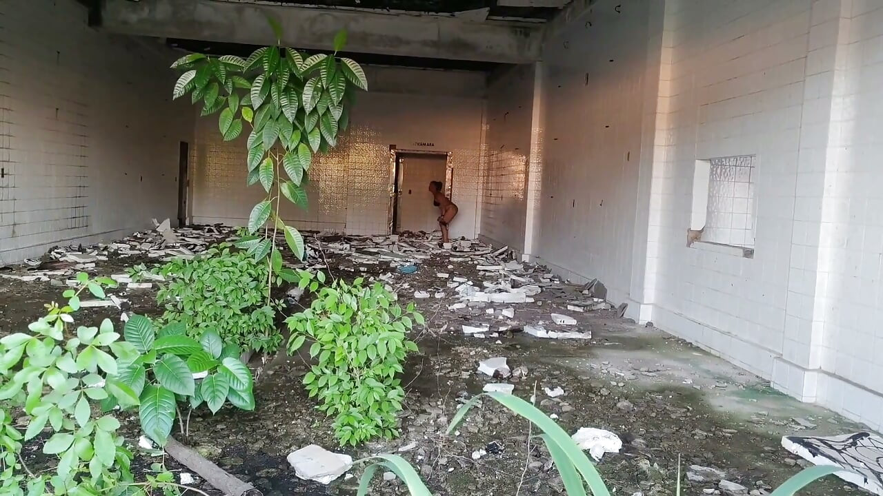 Seks di konstruksi terbengkalai saat saya hendak buang air kecil