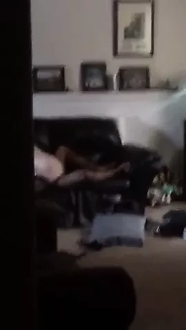 un cocu surprend sa femme baiser