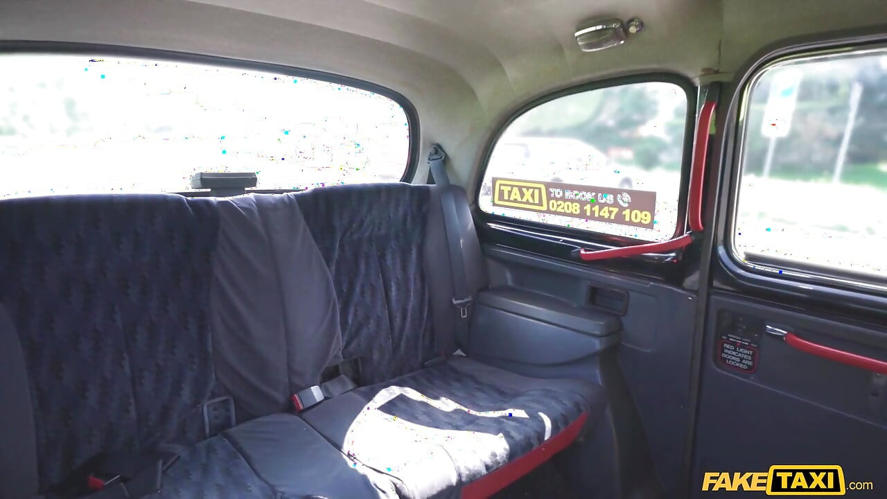 Fake taxi - un voyeur baise Ariela Donovan, rousse mince et sexy