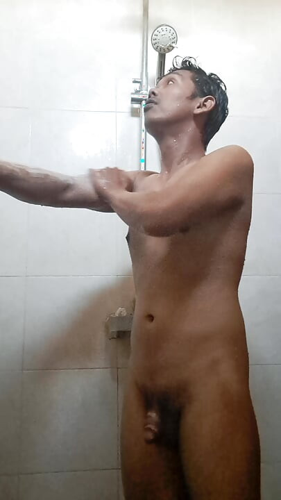 异国情调的皮肤亚洲成年男人早上洗澡