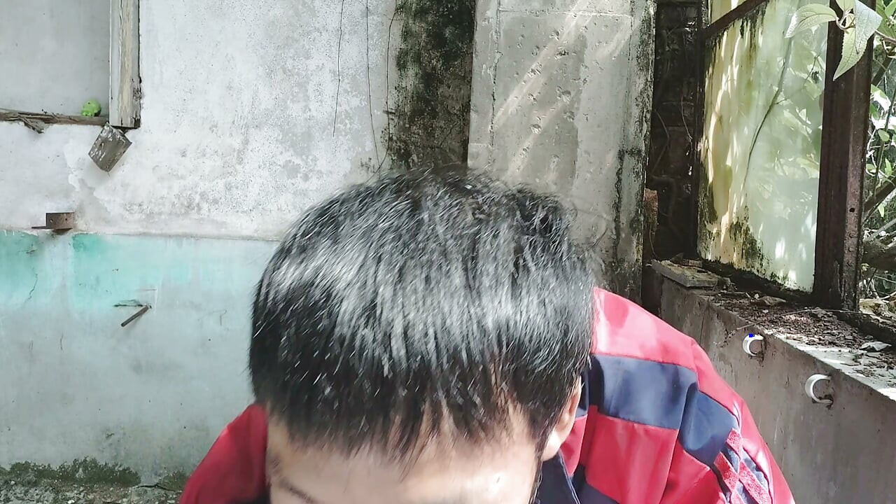 Un super garçon asiatique se trouve dans une usine abandonnée, allongé dans un évier, se masturbe, éjacule, gémit et avale du liquide