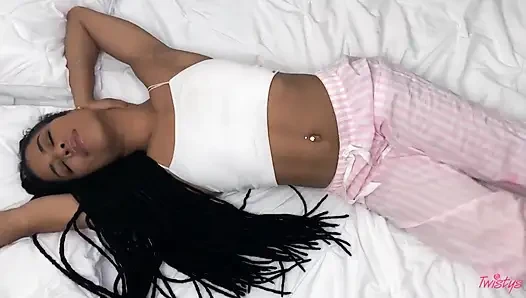 Twistys - Kira Noir pjs'lerini ve sıkı amcığını gösteriyor