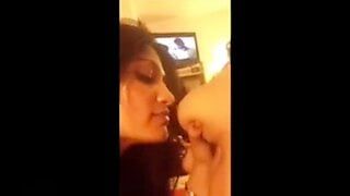 Niña lesbiana de Sri Lanka con mujeres indias