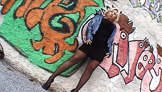 Захватывающую дух милфу-блондинку в сексуальных черных чулках жестко трахнули