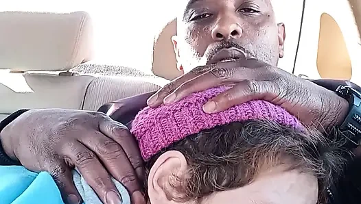 Edepsiz sokak fahişesi kahvaltıda dölümü içiyor. MİLF