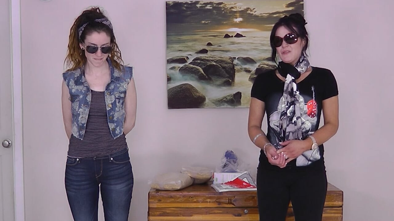 Stefanie i SarahBeth pojačavaju vatru u igri Strip Spin the Bottle