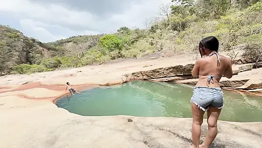 WunderschöneS JUNGES COLLEGE-MÄDCHEN geht nach ihrem unterricht zum fluss und trifft EINEN FREMDEN UND FICKT AM ENDE IN KOLUMBIEN!