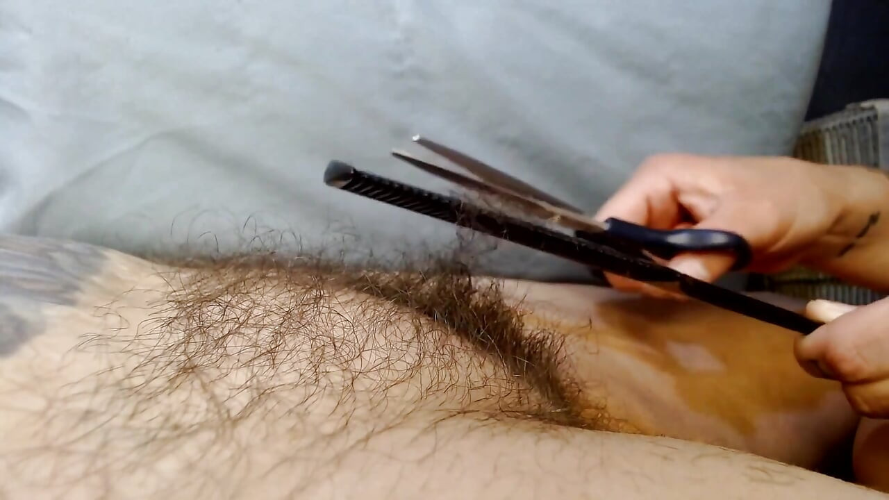 Abby trimt en scheert Ann's lange haarbosje