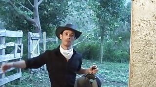 Cowboy com tesão cavalga seu trabalhador hardcore no grampo