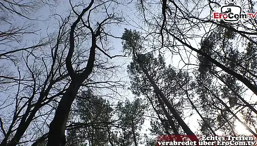 Deutsche hat Autopanne und bezahlt Mechaniker mit Blowjob im Wald