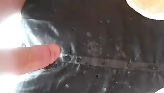 Siyah bluz üzerinde handjob ve cumshot.