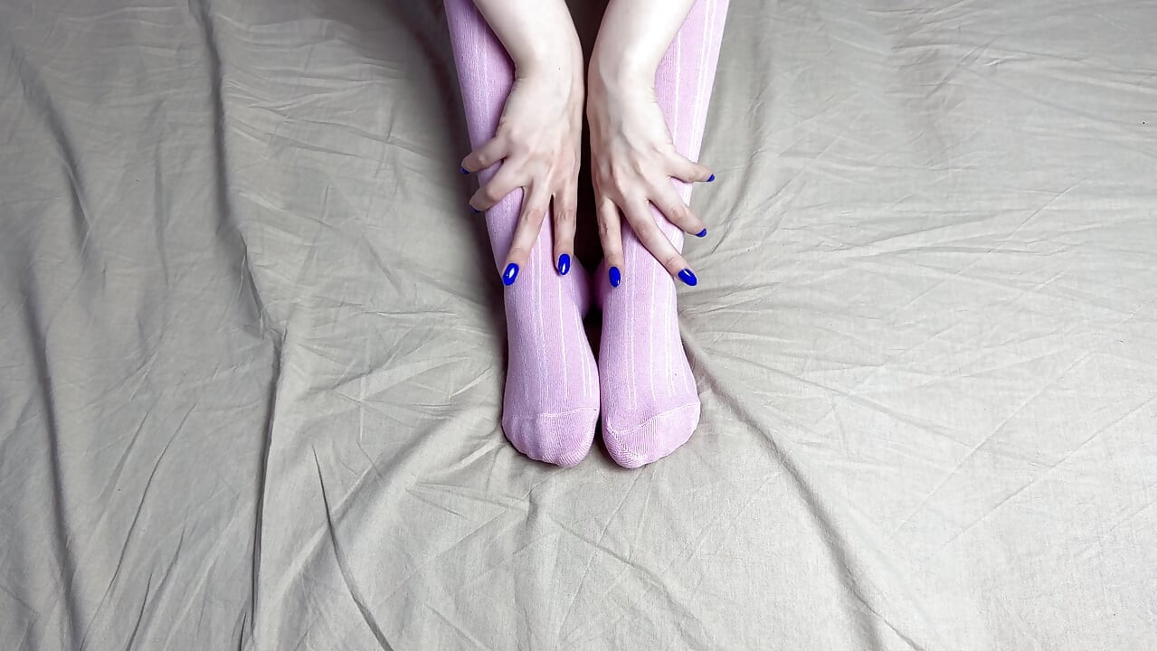 蓝色指甲情妇手中的粉红色袜子在单人视频中