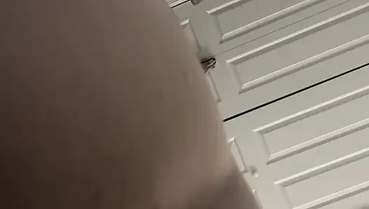 Sıkı götünü parmaklıyor