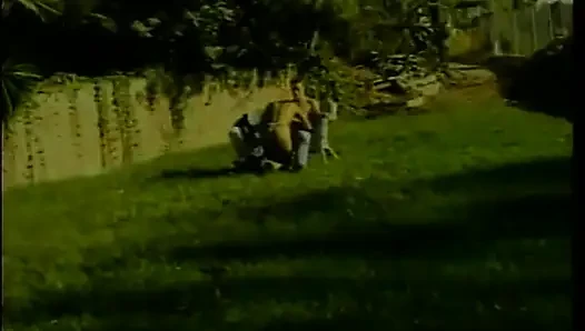Massiver schwanz hämmert östliche schönheit im doggystyle