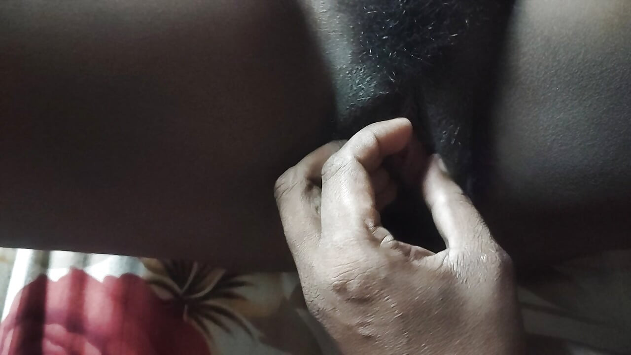 Apni bhabhi ko maine chut phailakar chut me ungli kiya