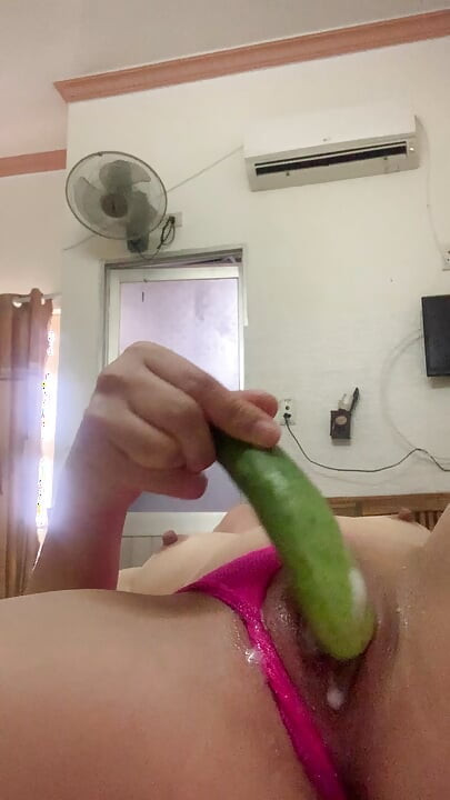 אצבעות ליד המיטה עם התחתונים האדומים שלי... כל כך רטוב ועסיסי.. רוצה ללקק?