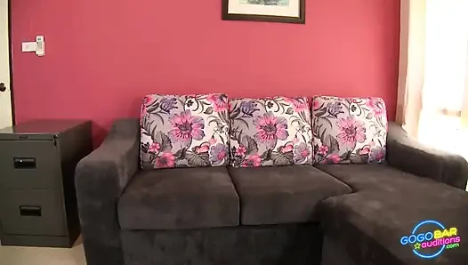 Geiles hottie wird in wilden muschi-hämmern gedehnt