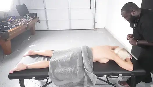 Presley büyük zenci masajı yapıyor