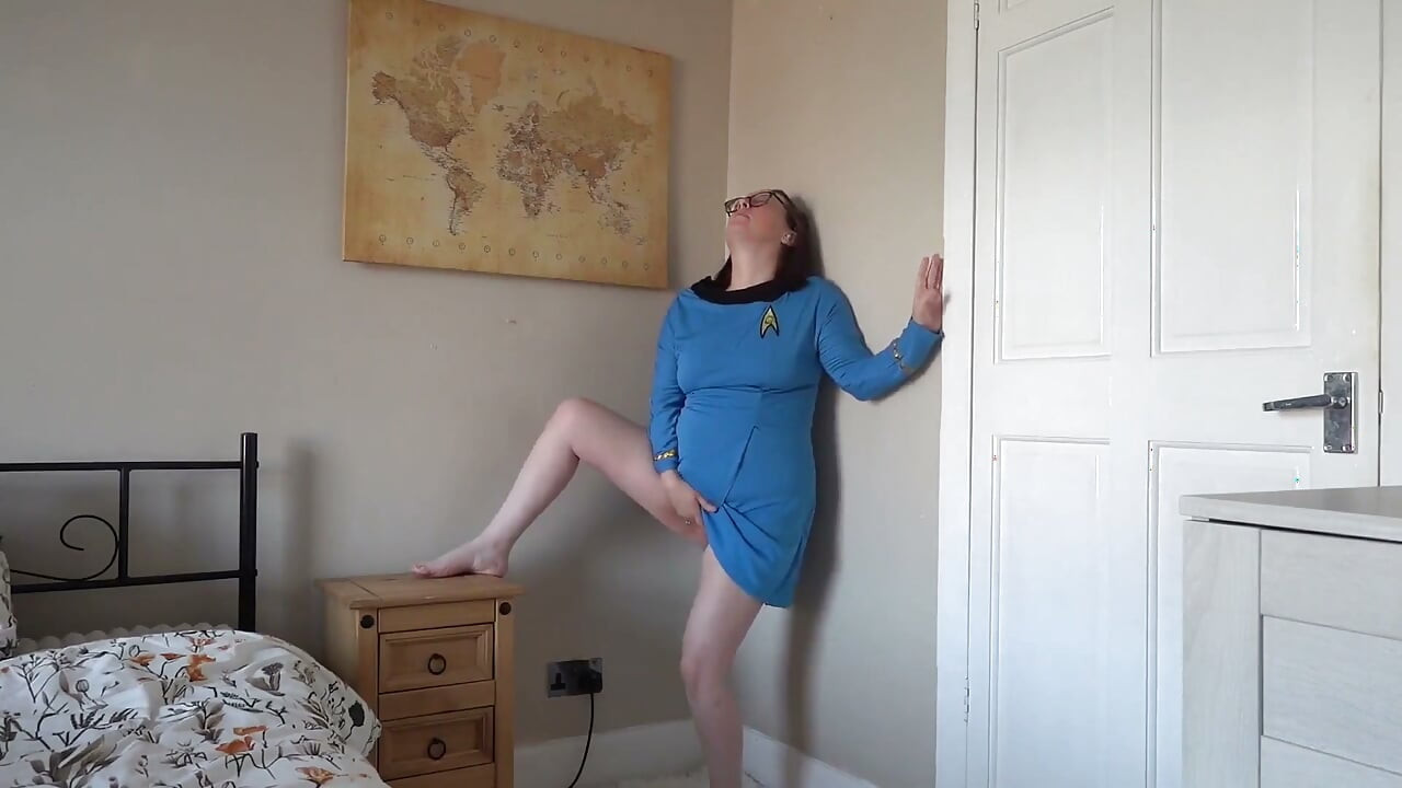 Striptease in Star Trek cosplay verpleegsteruniform