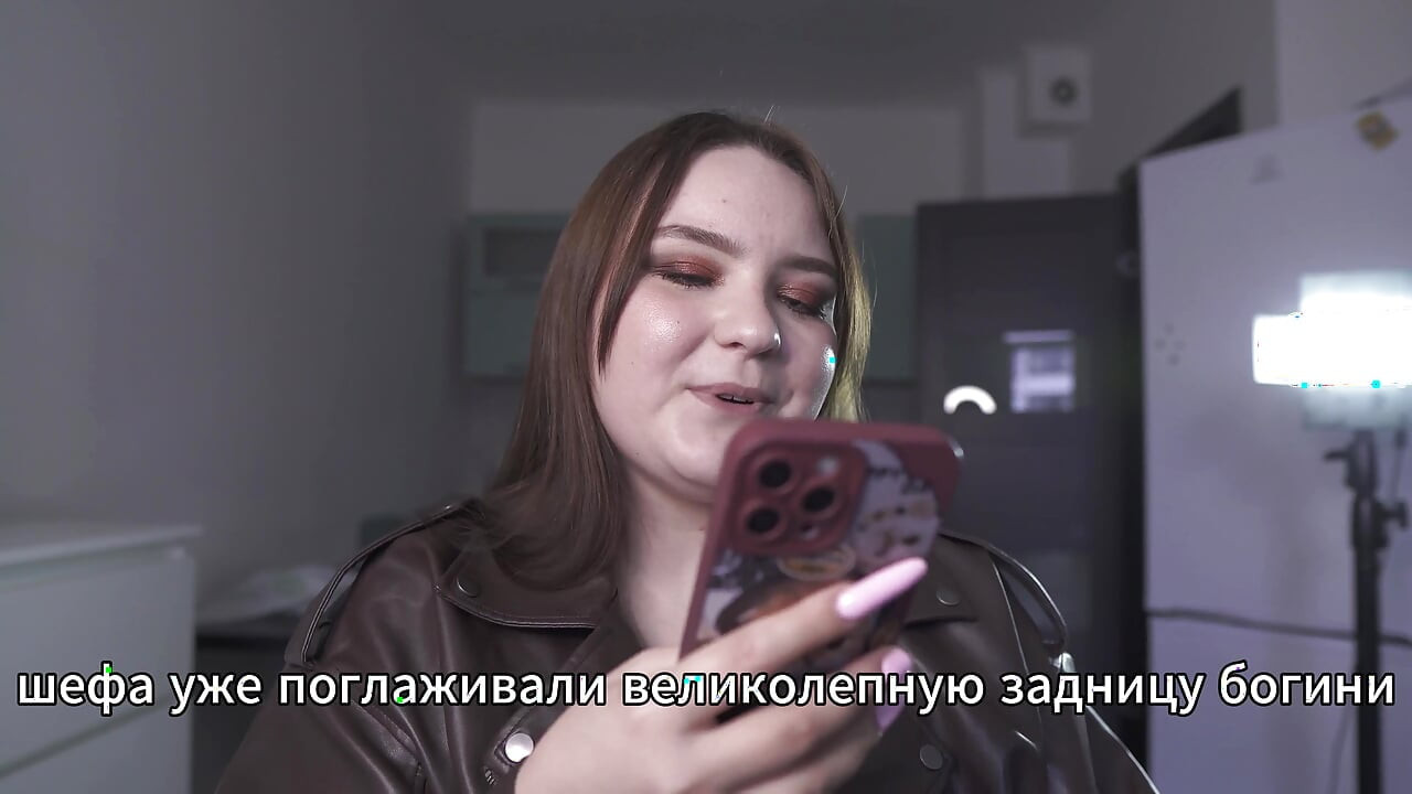 Porno hikayesi - teğmenin karısı memnuniyetle patronun altında yatıyor (Rus, sakso, sert seks, gavat)