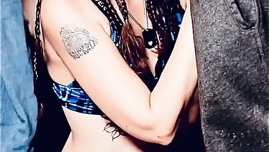 Roxy erfreut ihren mann