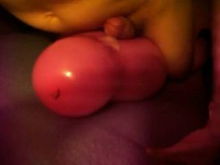 Balão transando gozando no sofá