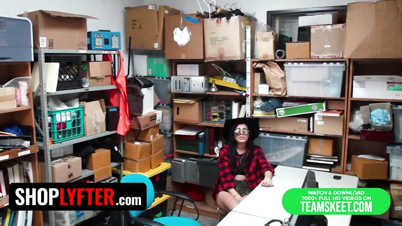 Shoplyfter - אודרי רויאל, הצרות המפתה, מקבלת פנים ענקיות משני מאבטחים