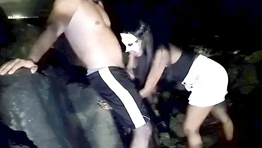 Di bebatuan pantai saya pergi untuk memberikan pantat yang lezat