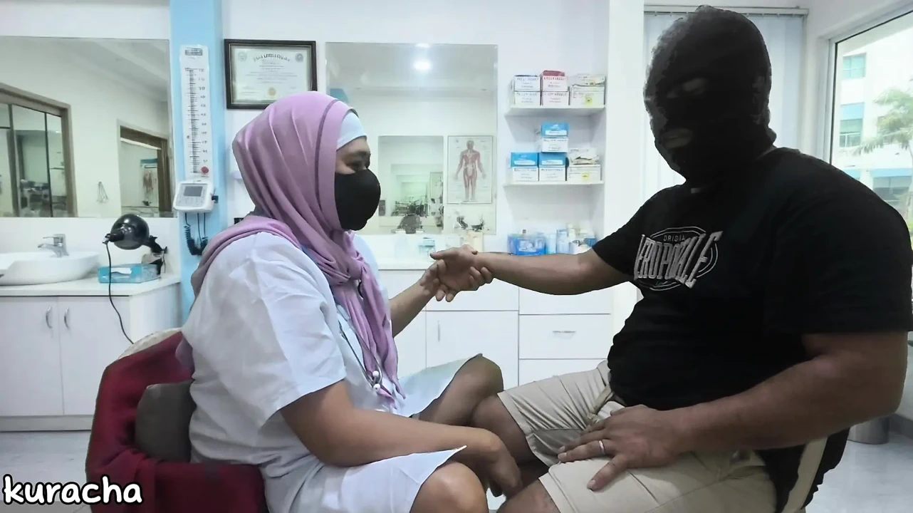 戴穆斯林头巾的医生在刮胡子时把客户的粗大鸡巴刮得不勃起