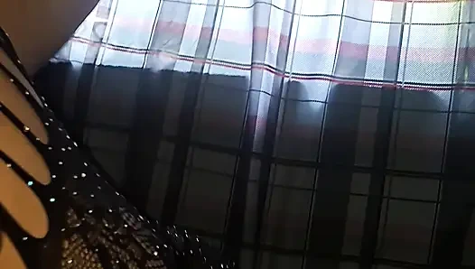 Yeni komşum evde bazı şeyleri taşımama yardım ediyor