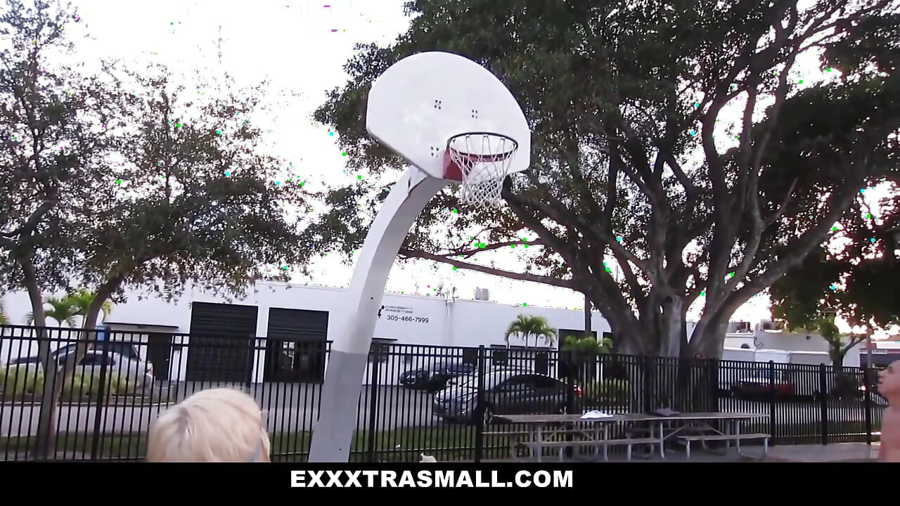 Az apró szőke Chloe Foster szűk punciját nagy fasz feszíti