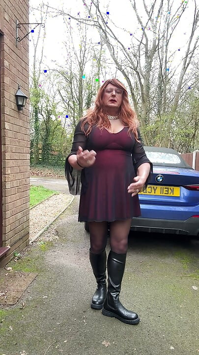 Sexy Crossdresser kellycd2022 i sexy svart strømpebukse og støvler rett før du drar på en ettermiddagstur