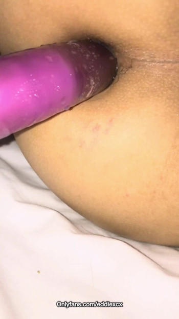 Očuh zabija dildo u malu guzicu svog pastorka | Isječak 1