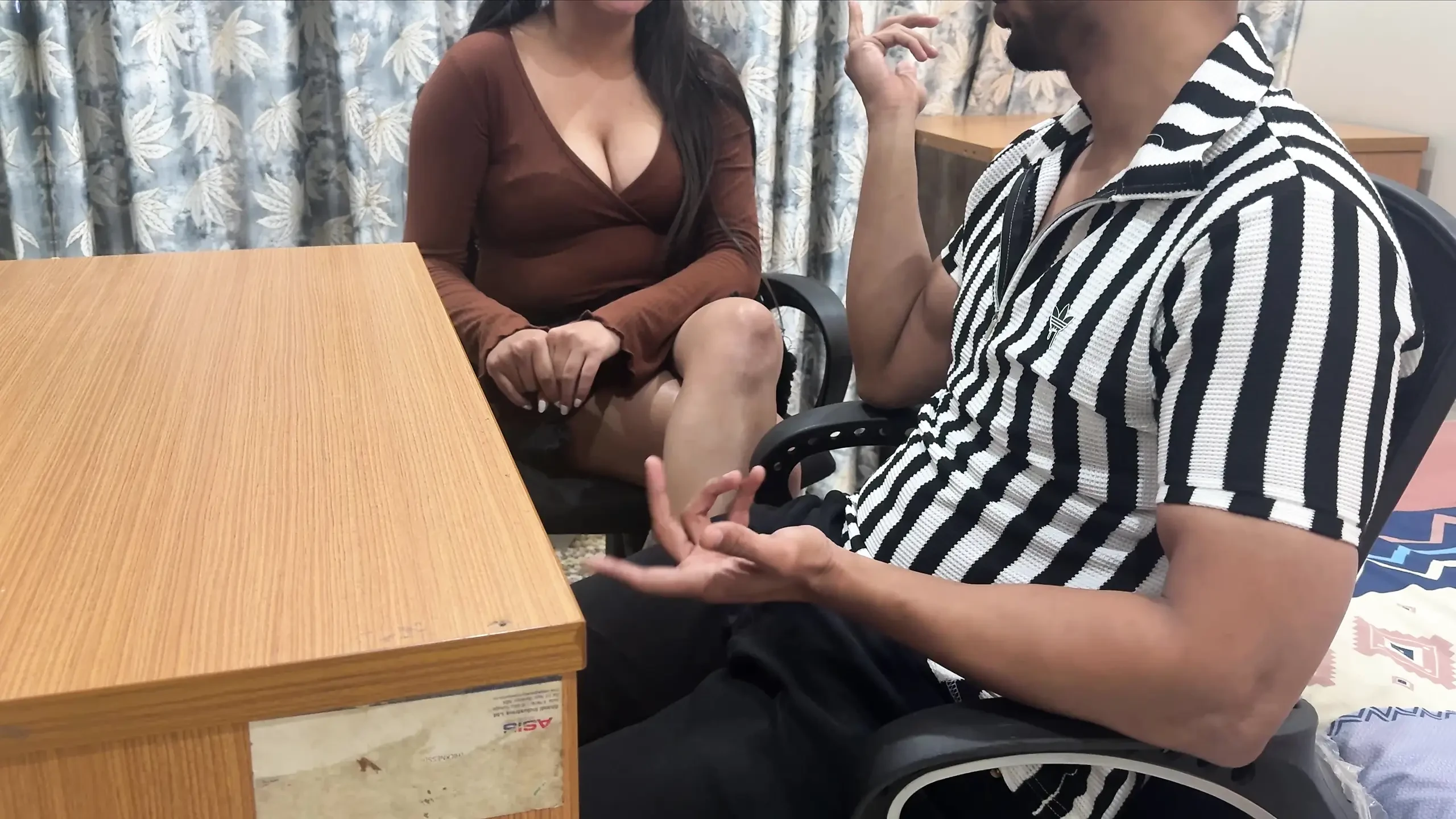 我找到了我娇小的印度继妹的成人玩具骰子, 然后向她展示我的鸡巴给口交