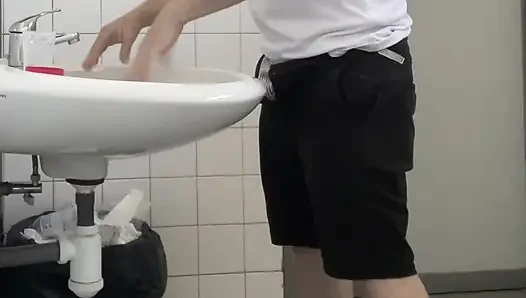Hastane tuvaletlerinde idrar örneği alan adam
