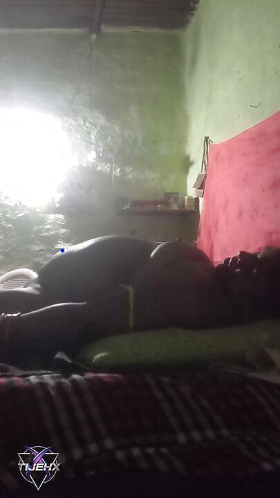 그녀의 Devar와 따먹히는 만족할 줄 모르는 인도 마을 바비