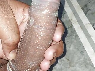 Pulă mare indiană care folosește prezervativul prima dată pe camera web