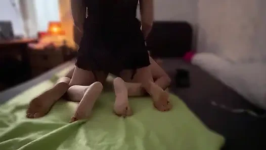 Tante seksi lebih suka ngentot pantat suaminya pakai strap-on daripada dientot habis-habisan