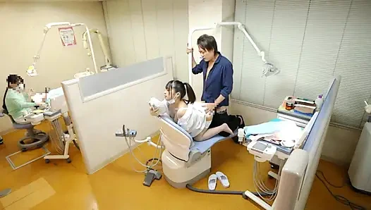 Gözlerini benimle kilitlemeye devam eden dişçi