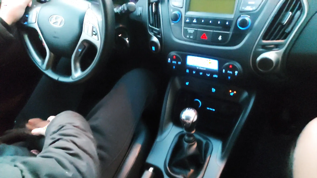 穿着丝袜的热辣熟女继母在车里给她的继子足交，而他则开车