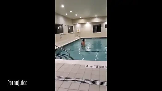 Döle aç orta yaşlı seksi kadın kırmızı bikinili zenci yarağı Anna Cummings'in başrolde olduğu