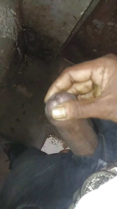 Bathrum me jakar muth mara