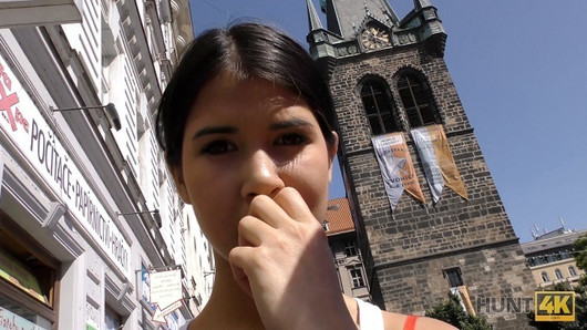 Hunt4k. urocza brunetka Madelina Dee prosi chłopaka