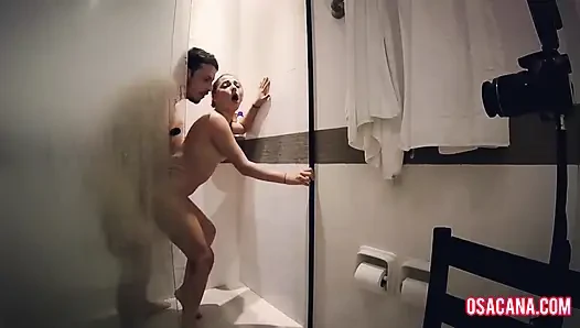 Banyoda çekici kızı yumruklamak