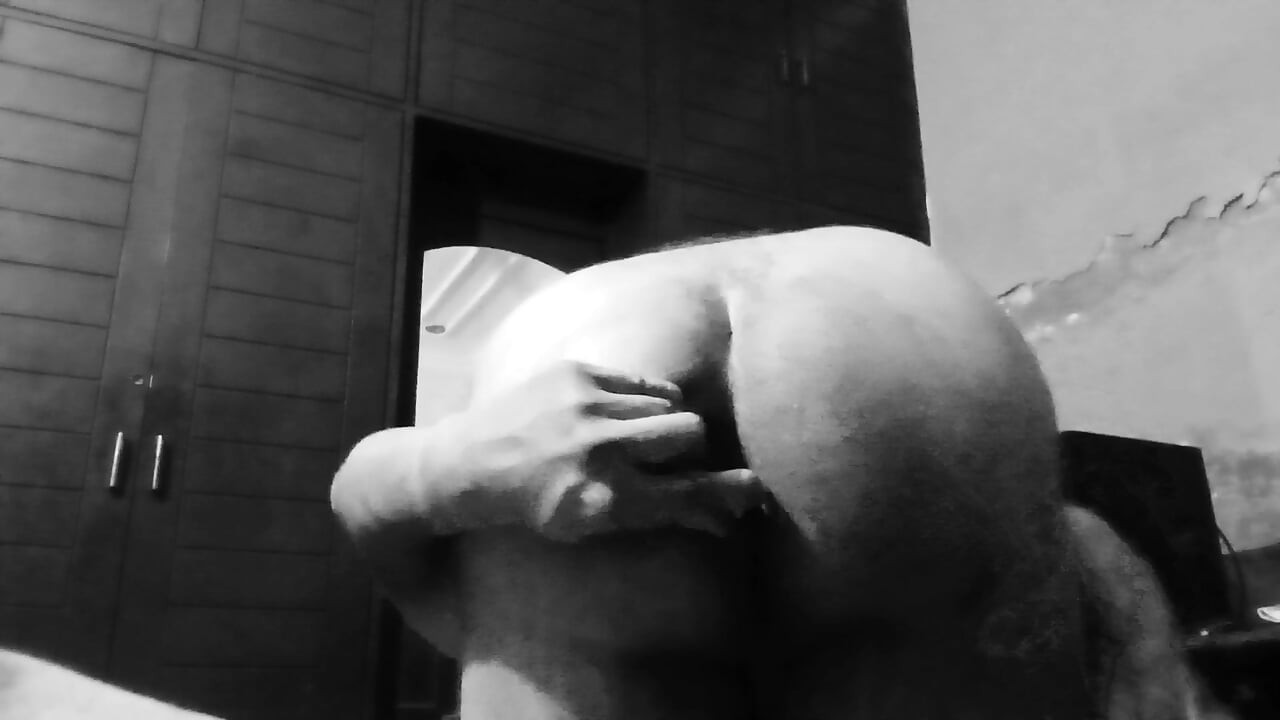 Me alone at home feeling hurny