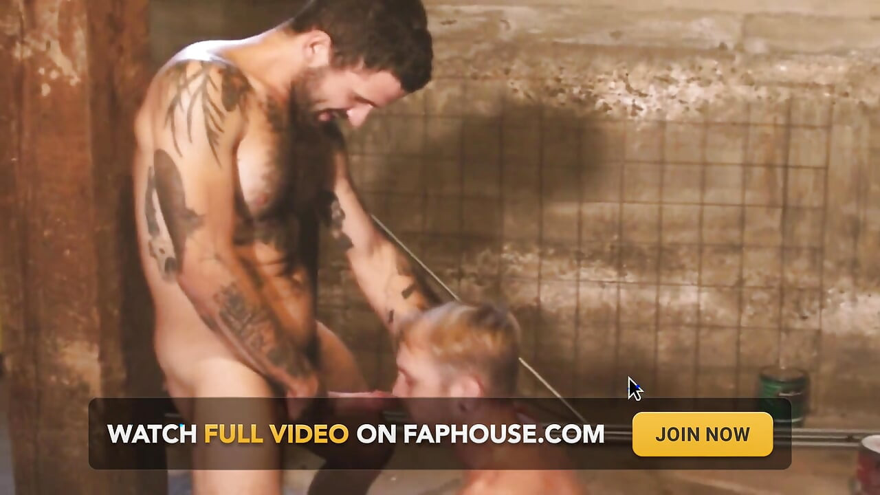 근육질의 문신을 한 친구의 자지를 즐기는 4_gay Cherub